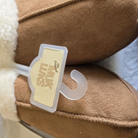 Muk Luks Tan and White Cozy Slippers Size 11-12 - Picture 3 of 7